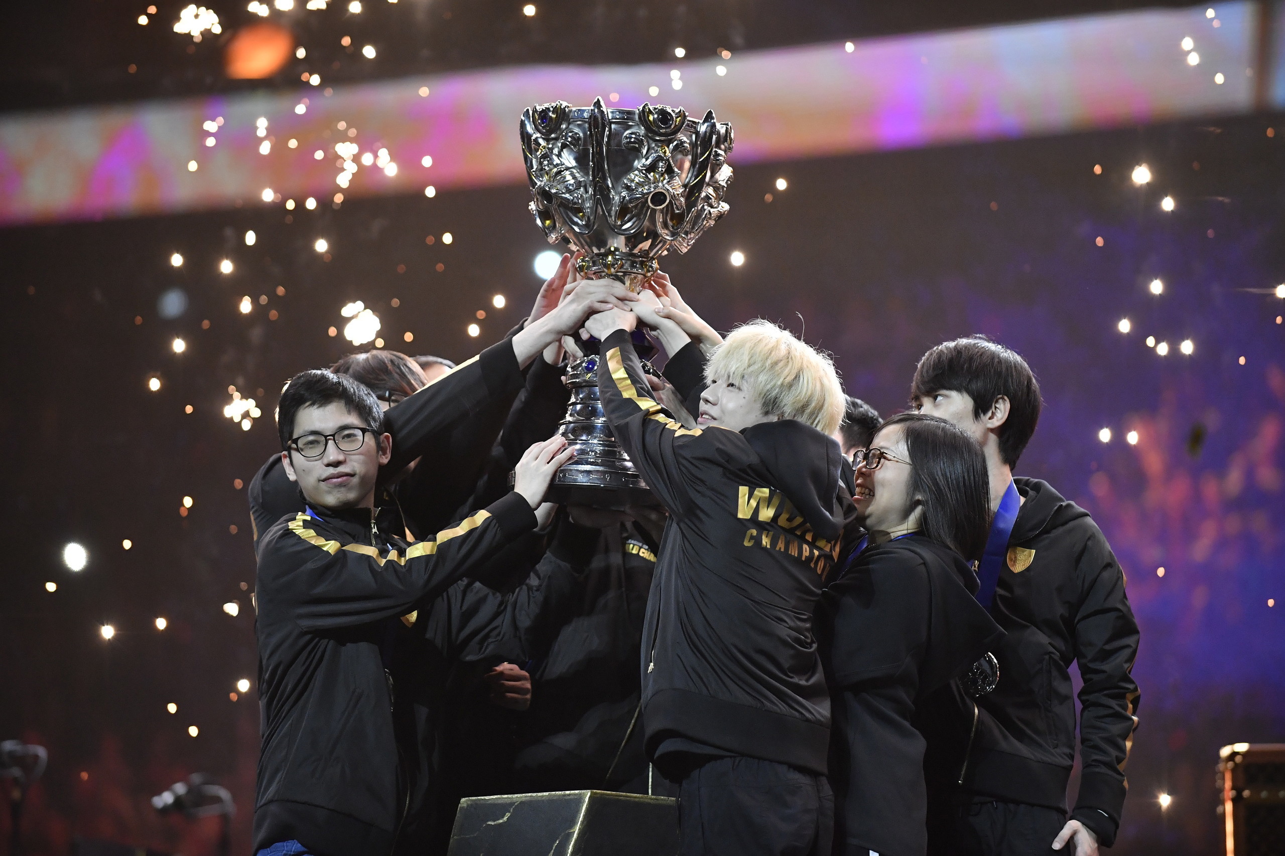 包含英雄联盟赛事精彩瞬间盘点，年度回顾震撼登场的词条