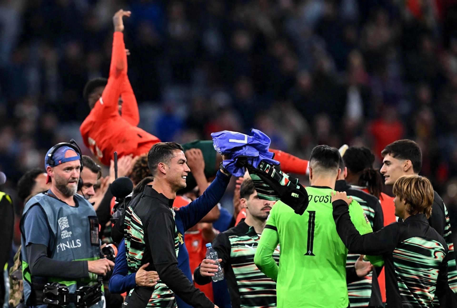 葡萄牙队鏖战德国队，波尔点燃赛场